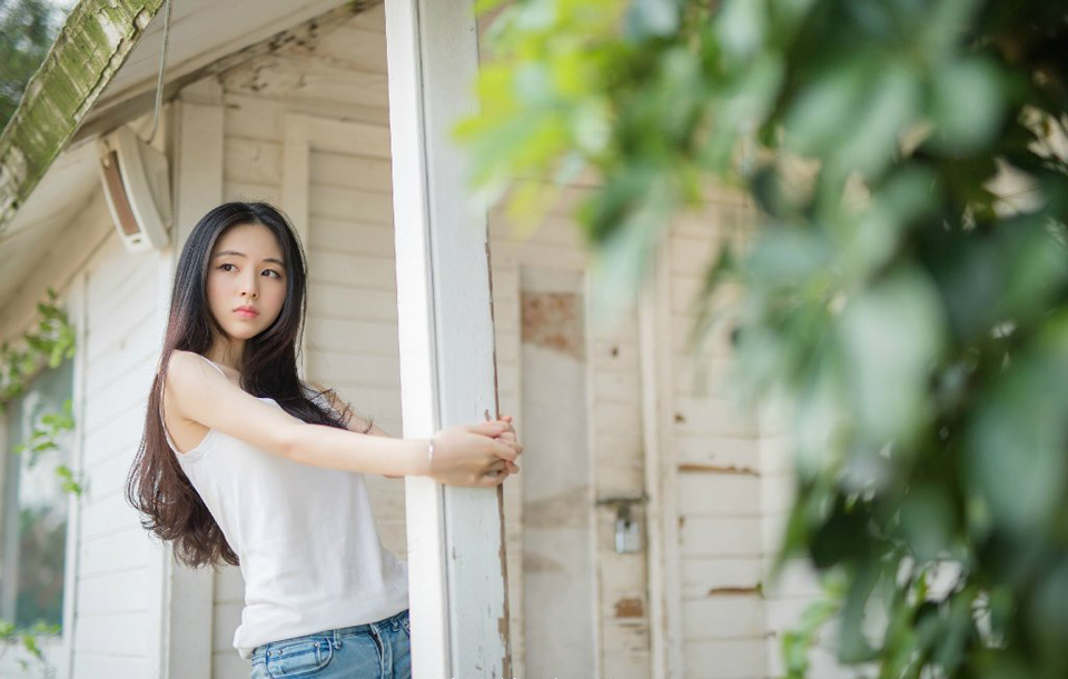 如果可以，请告诉，我还在怀恋你的时候，你是否把你曾经的温暖留在了我的心中;如果是那样，我会用这仅有的一丝温暖，来感受过往的情意绵绵。不会忘记你，所以还是会想你!当我孤独的时候，还可以想着你，那该有多甜蜜!